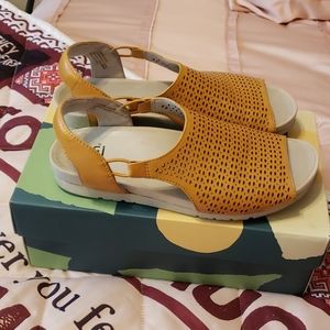 Earth yellow leather sandals